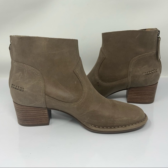 UGG Shoes - UGG Bandara Ankle Boots in Sahara. Size 8.